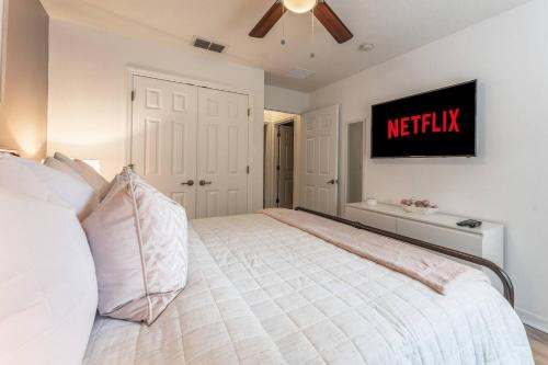 Stay Close to Disney in Your 3-Bedroom Haven photo 22