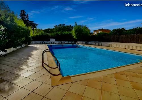 une grande piscine dans une cour dans l'établissement Maison A 130m De La Plage, à Sainte-Maxime