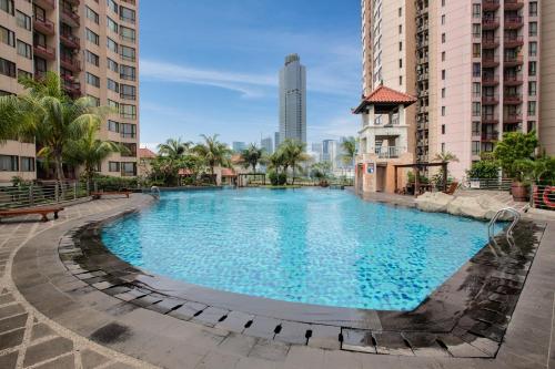 Bazén v ubytovaní Horison Ultima Suite & Residences Rasuna Jakarta alebo v jeho blízkosti