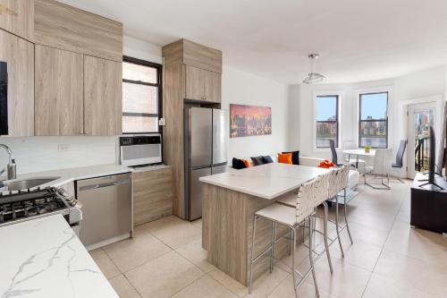 Nhà bếp/bếp nhỏ tại Massive 7-Bedroom 4-Bathroom Duplex 20 min to NYC