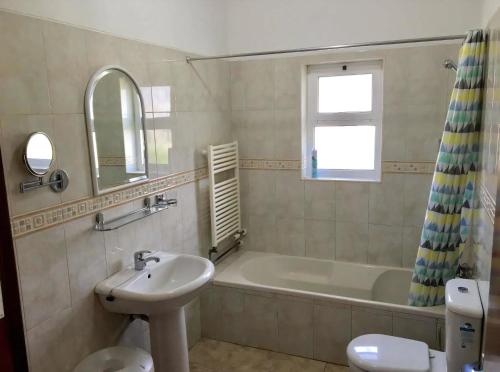 Koupelna v ubytování Luxury Algarve Villa 4 Bedrooms Casa Do Luar Mágico Sea Views Perfect For Families Carvoeiro