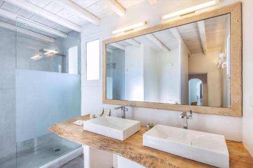Ένα μπάνιο στο Spectacular Kalafatis Villa 8 Bedrooms Villa Vibhu Private Jacuzzis & Infinity Pool