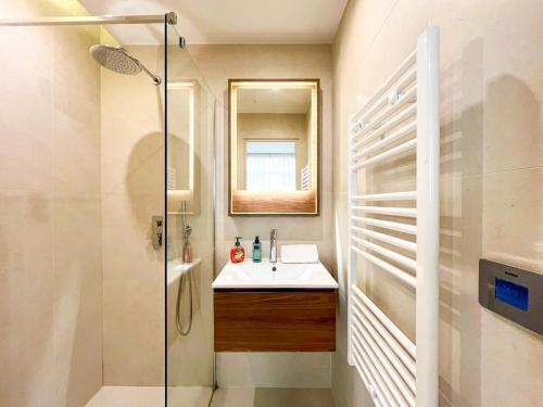 une salle de bain avec un lavabo et une douche dans l'établissement Urban Flat 138 - Beautiful Duplex in Saint Germain, à Paris