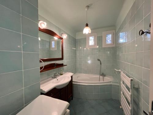 Maison calme au cœur de la Sainte Baume في سانت ماكسيمين-لا-سانت-بوم: حمام مع حوض استحمام ومغسلة ومرحاض