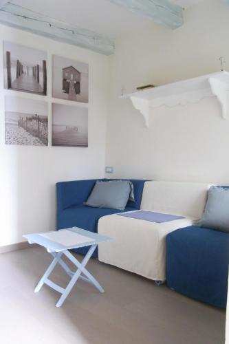 a bedroom with a bed and a blue couch at Torre marina in Riomaggiore