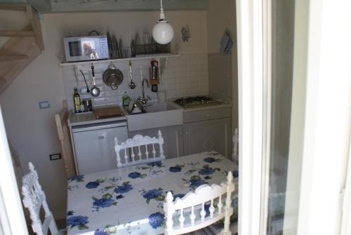 una cocina con una mesa con flores azules. en Torre marina, en Riomaggiore
