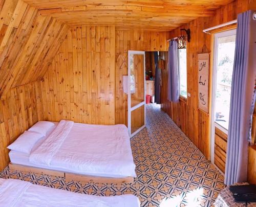 Giường trong phòng chung tại Cub Homestay- Đồi quạt gió