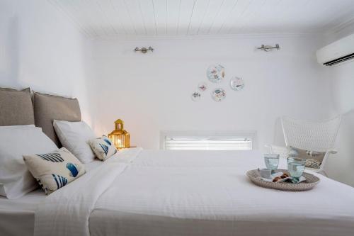 sypialnia z dużym białym łóżkiem z tacą w obiekcie Deluxe Mykonos Villa 2 Bedrooms Villa Del Sol Pool View Outdoor Pool Ornos w mieście Mykonos