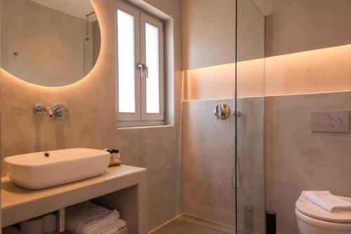 une salle de bain avec un lavabo et une douche dans l'établissement Beautiful Paros Villa 1 Bedroom Villa Rock Private Jacuzzi & Garden View Naousa, à Livadeia