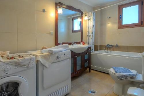 Kúpeľňa v ubytovaní Superior Crete Villa Villa Nikos Two-Bedroom Villa Private Pool Rethymnon