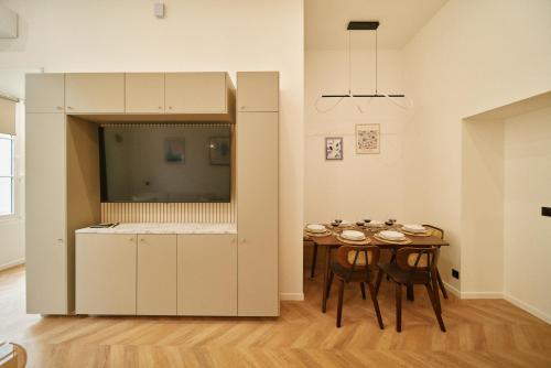 - une salle à manger avec une table dans l'établissement Lavie Maison Marais AC Hot Tub, à Paris