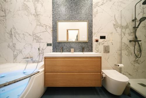 Et badeværelse på Lavie Maison Marais AC Hot Tub