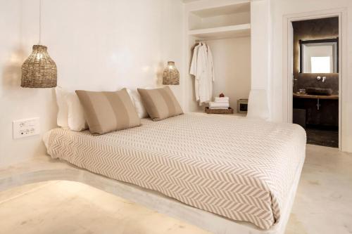 Posteľ alebo postele v izbe v ubytovaní Luxury Naxos Villas Grande Suite Air Conditioning Outdoor Pool 1 Bedroom Stelida