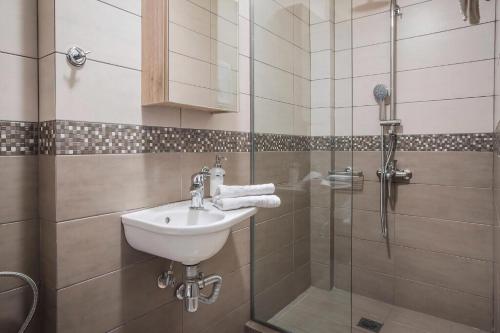 Kúpeľňa v ubytovaní Deluxe Kefalonia Apartment Apartment Hibiscus 3 Bedroom Pool Karavomilos