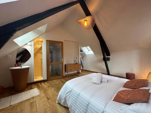 une chambre avec un grand lit et un lavabo dans l'établissement T2 - Charme et confort au coeur de ville, à Vannes