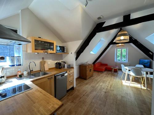 une grande cuisine avec une table et une salle à manger dans l'établissement T2 - Charme et confort au coeur de ville, à Vannes