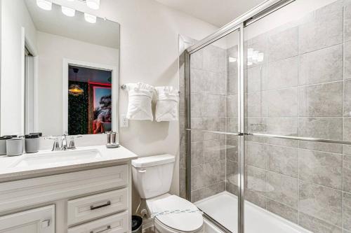 Unwind in Your 5-Bedroom Oasis photo 33