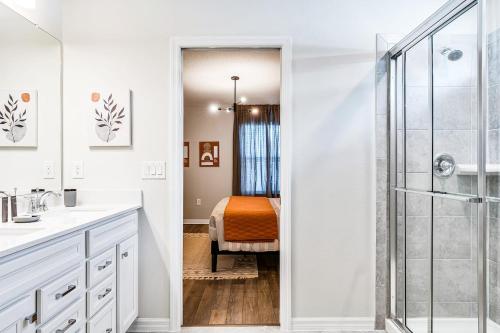 Unwind in Your 5-Bedroom Oasis photo 4
