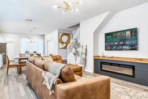 Unwind in Your 5-Bedroom Oasis photo 1