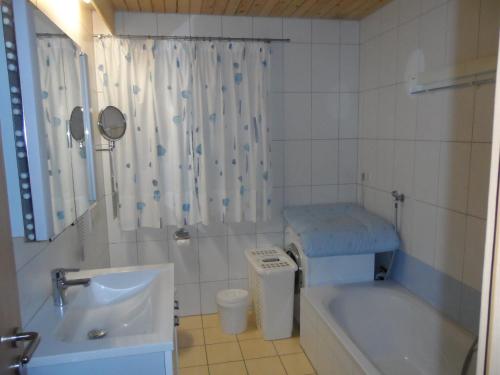 Un baño con bañera, ducha y lavabo. en Ferienhof Roller, en Simmersfeld