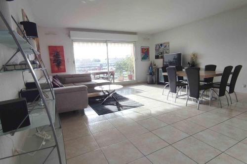 Spacious apartment for 6 with balcony