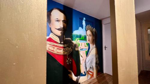 a painting of a king and a queen on a wall at Coliving Ajaccio in Ajaccio