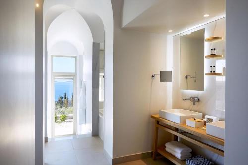 łazienka z umywalką i lustrem w obiekcie Excellent Halkidiki Villa Residential Villa 1 2 Bedrooms Stunning Sea Views Ouranoupoli w mieście Uranupoli