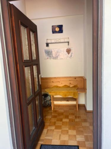Un lugar para sentarse en Ferienwohnung Drei Burgen Blick