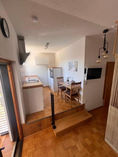 Una cocina o cocineta en Ferienwohnung Drei Burgen Blick