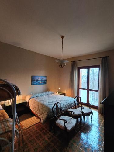 a bedroom with a large bed and a window at Villa Giordani affittacamere Boscoreale in Piandelagotti