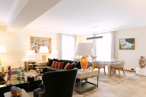 un salon avec un canapé et une table dans l'établissement Maison de charme au cœur des vignes, à Orange