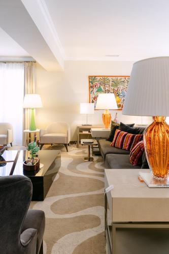 un salon avec un canapé et une table dans l'établissement Maison de charme au cœur des vignes, à Orange