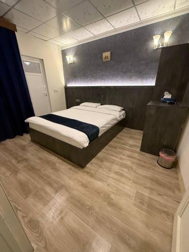 a bedroom with a bed in a room at Vote Hotel 1 in Erbil