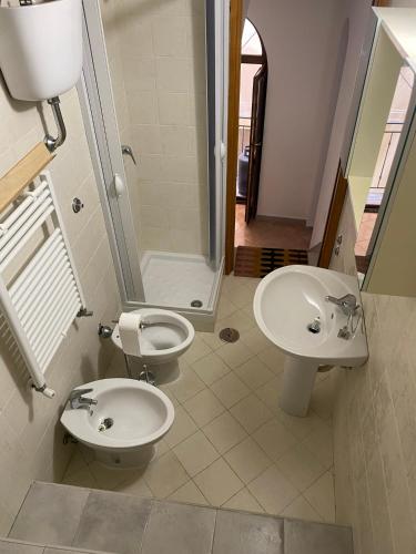 a bathroom with two sinks and a toilet and a shower at Casa Vacanze Centro Storico in Centola