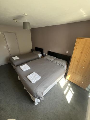 a bedroom with two beds in a room at Hampton Hotel & restaurant in Llandrindod Wells