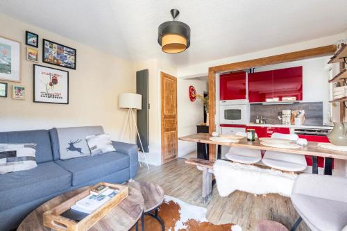 un salon avec un canapé bleu et une table dans l'établissement One-bedroom apartment with garden, à Megève