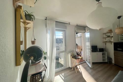 d'un salon avec une grande porte coulissante en verre. dans l'établissement Cosy studio for 2 persons, à Marseille