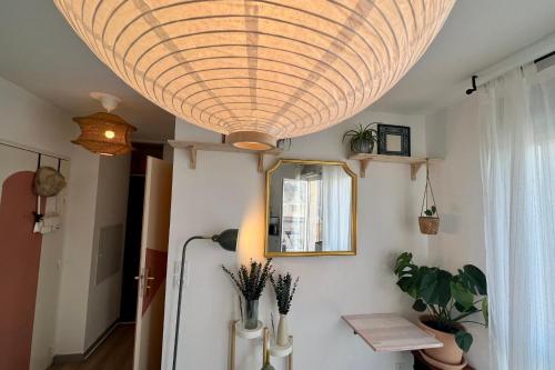 un grand plafond dans une pièce avec un réfrigérateur dans l'établissement Cosy studio for 2 persons, à Marseille