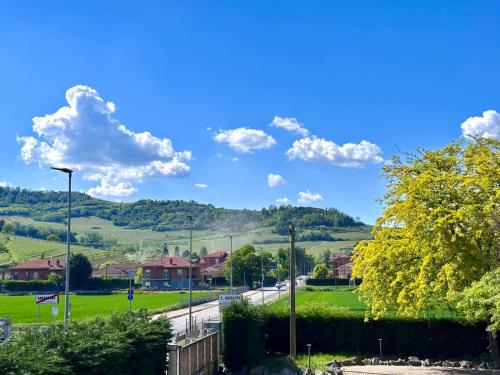 vista su una strada in una città con montagne di Castahotel a Castagnito