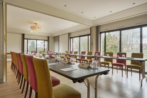 a large meeting room with a long table and chairs at Hotel Restaurant Crystal in Erstein