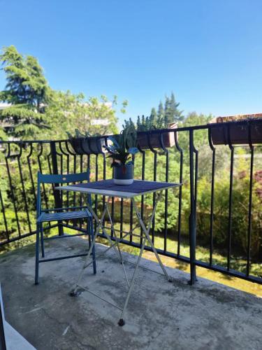 une table et une chaise sur un balcon dans l'établissement Cosy F1 Parking privé, à Saint-Maur-des-Fossés