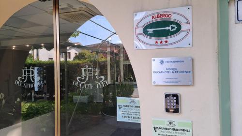 DUCATO HOTEL e RESIDENCEに飾ってある許可証、賞状、看板またはその他の書類