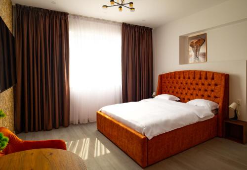 une chambre avec un grand lit et une grande fenêtre dans l'établissement Elephant Vibe RIN Grand Hotel, à Bucarest