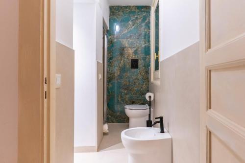 Koupelna v ubytování Large two-room apartment within walking distance of the Teatro Massimo