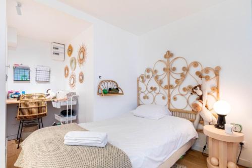 une chambre avec un lit, une table et un bureau dans l'établissement GuestReady - Designer Stay in Boho Batignolles, à Paris