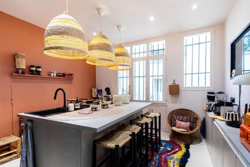 una cocina con una gran isla con encimera en GuestReady - Designer Stay in Boho Batignolles, en París