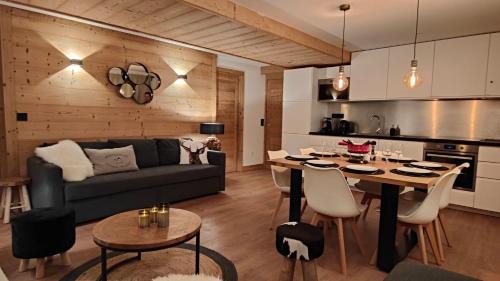 une cuisine et un salon avec une table et un canapé dans l'établissement Le Chaberton - Les Tanières de Montgenèvre - Appartement 6 à 8 personnes front de neige, à Montgenèvre