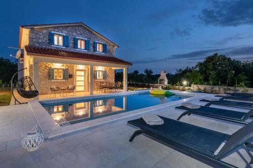 Πισίνα στο ή κοντά στο Villa Leana, a beautiful stone villa in a tranquil location