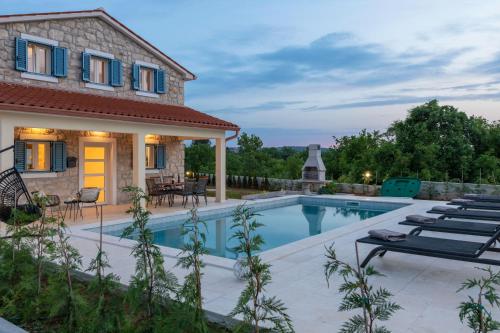 Πισίνα στο ή κοντά στο Villa Leana, a beautiful stone villa in a tranquil location