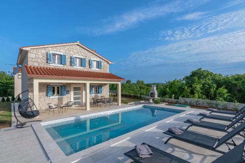 Πισίνα στο ή κοντά στο Villa Leana, a beautiful stone villa in a tranquil location